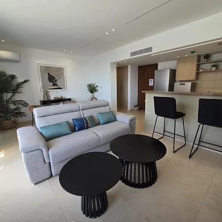 Lazuli Beachfront Luxury Appartamento Larnaca