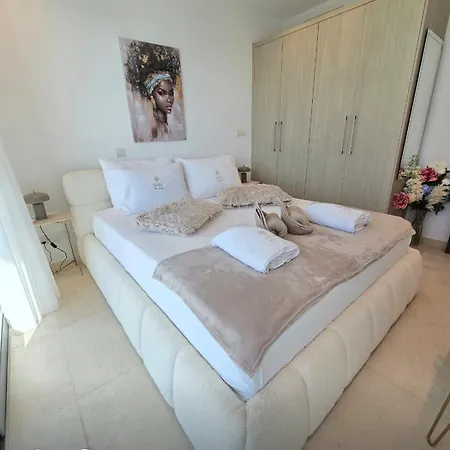 Lazuli Beachfront Luxury *